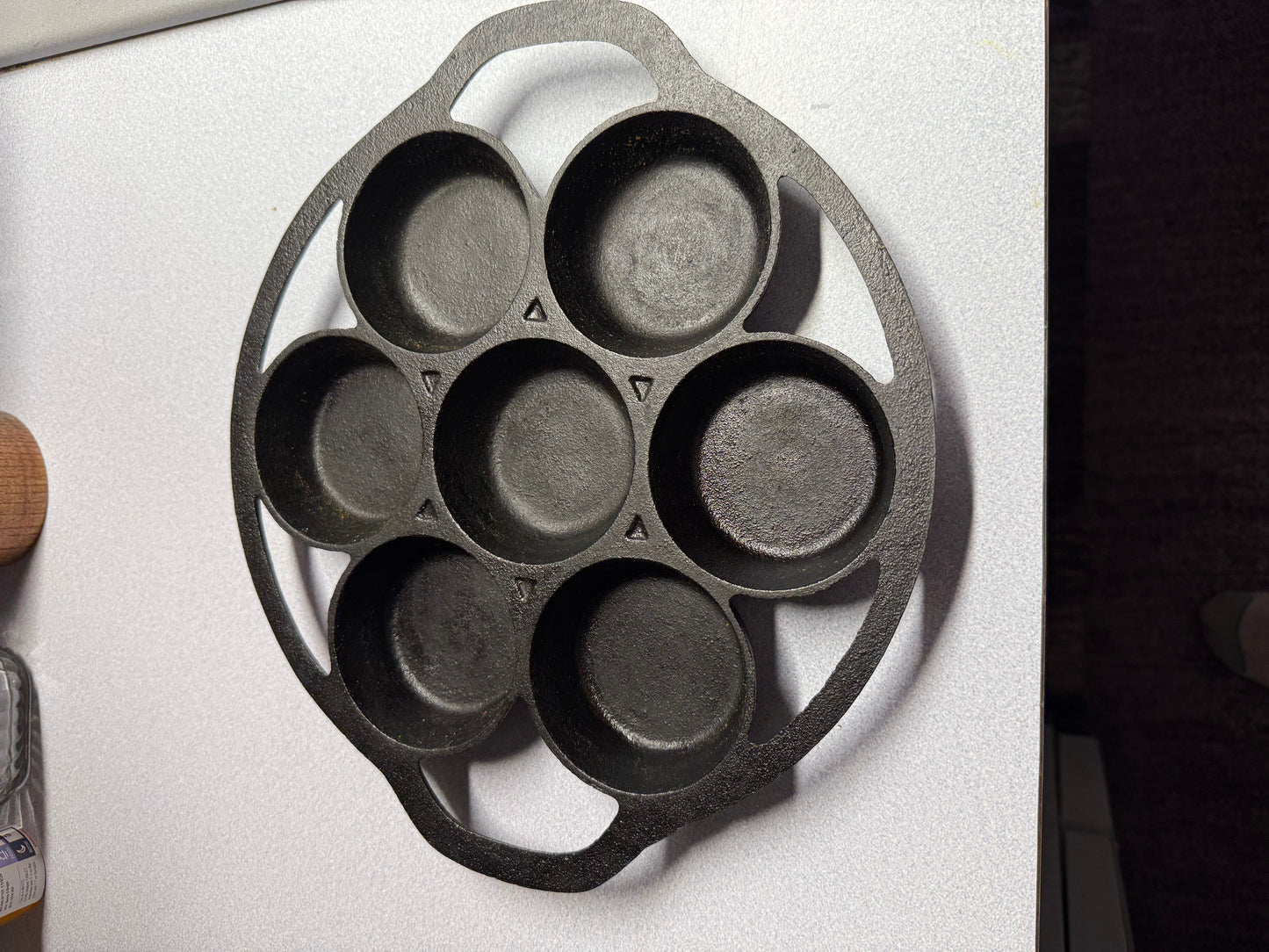 COMMERCIAL CHEF Cast Iron Biscuit Pan, Pre-seasoned Cast Iron Cookware for Muffins & Scones