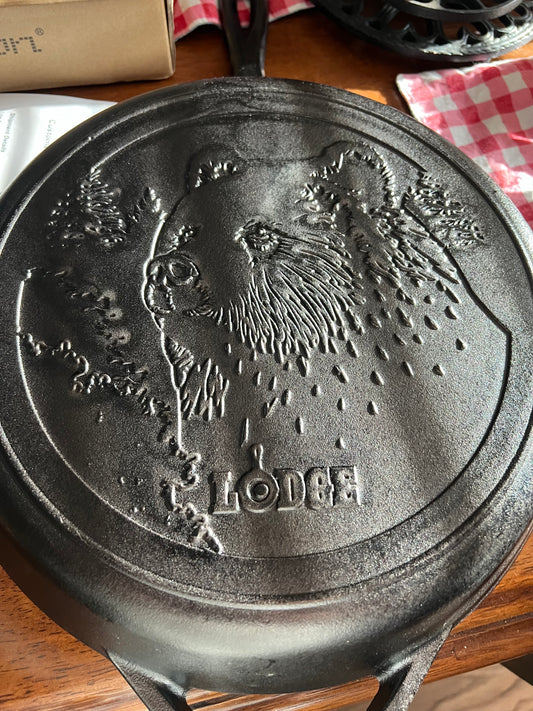 Lodge Wildlife Bear Cast Iron Skillet - 12in