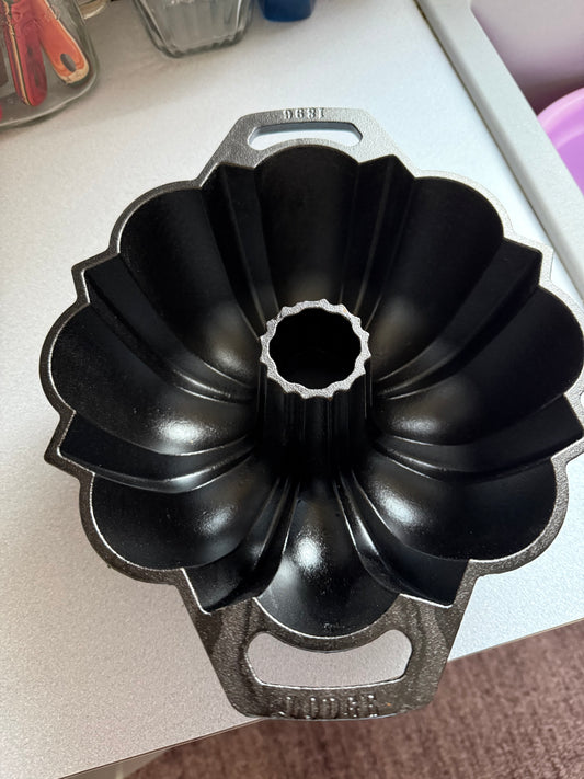 Cast iron FLUTED cake pan